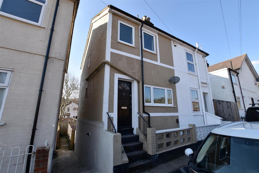 Victoria Road, Redhill 2 bed property £1,300 pcm (£300 pw)