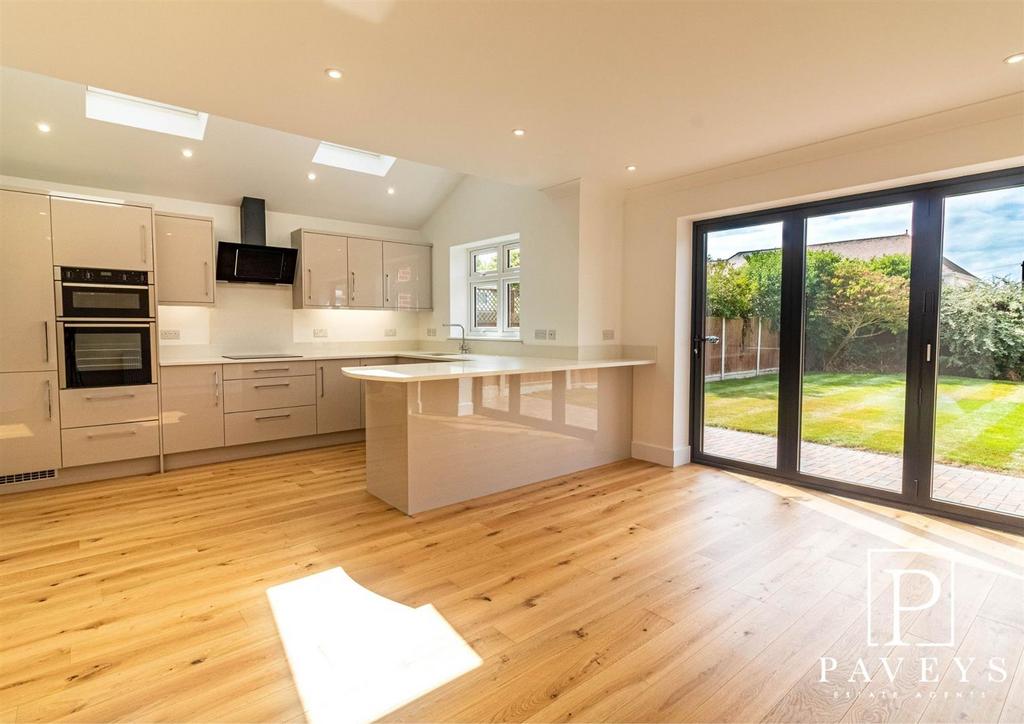 OPEN PLAN KITCHEN &amp; DINING ROOM