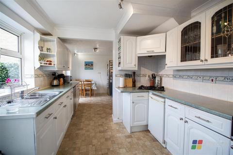 11 Beech Hill, Haywards Heath, RH16 3RY