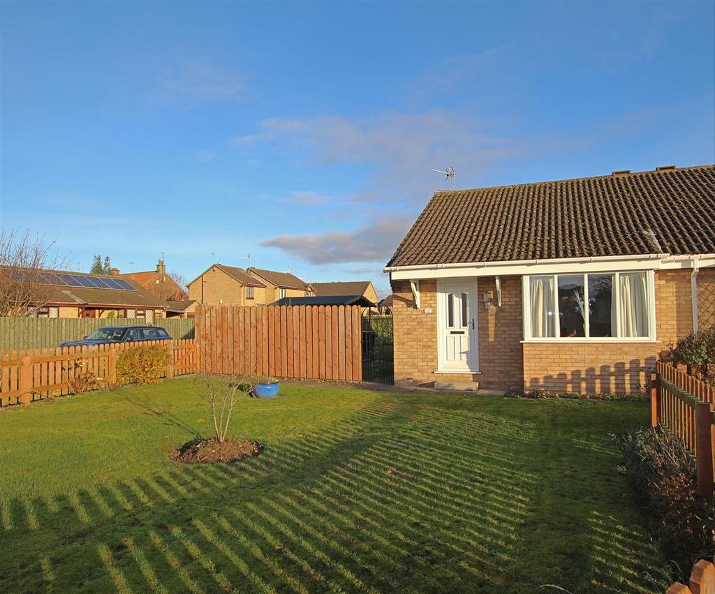 22 The Chase, Norton, Malton, YO17 9AS 2 bed semidetached bungalow £