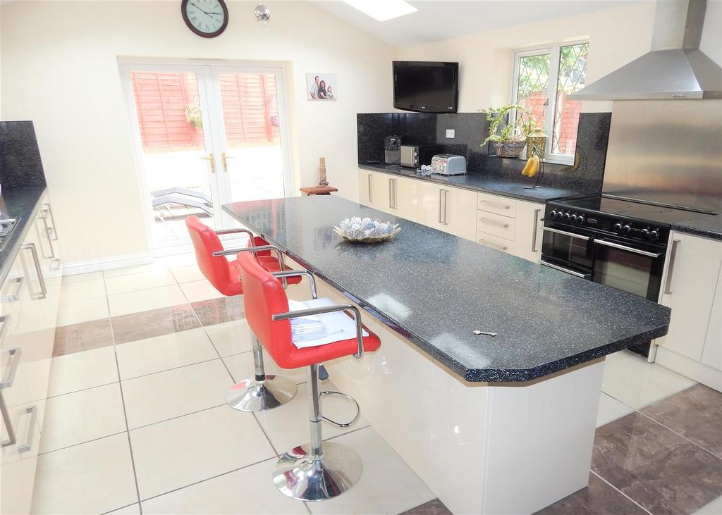 Marlpool Drive, Redditch 4 bed detached house £1,400 pcm (£323 pw)