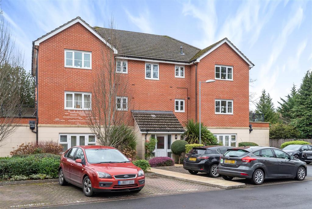 Waterloo Road, Crowthorne, Berkshire, RG45 7NW 2 bed apartment for sale