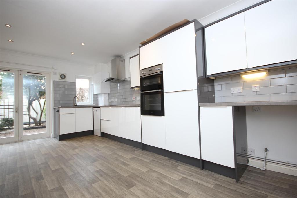 Maritime Court, Haven Banks, Exeter 4 bed townhouse £1,450 pcm (£335 pw)