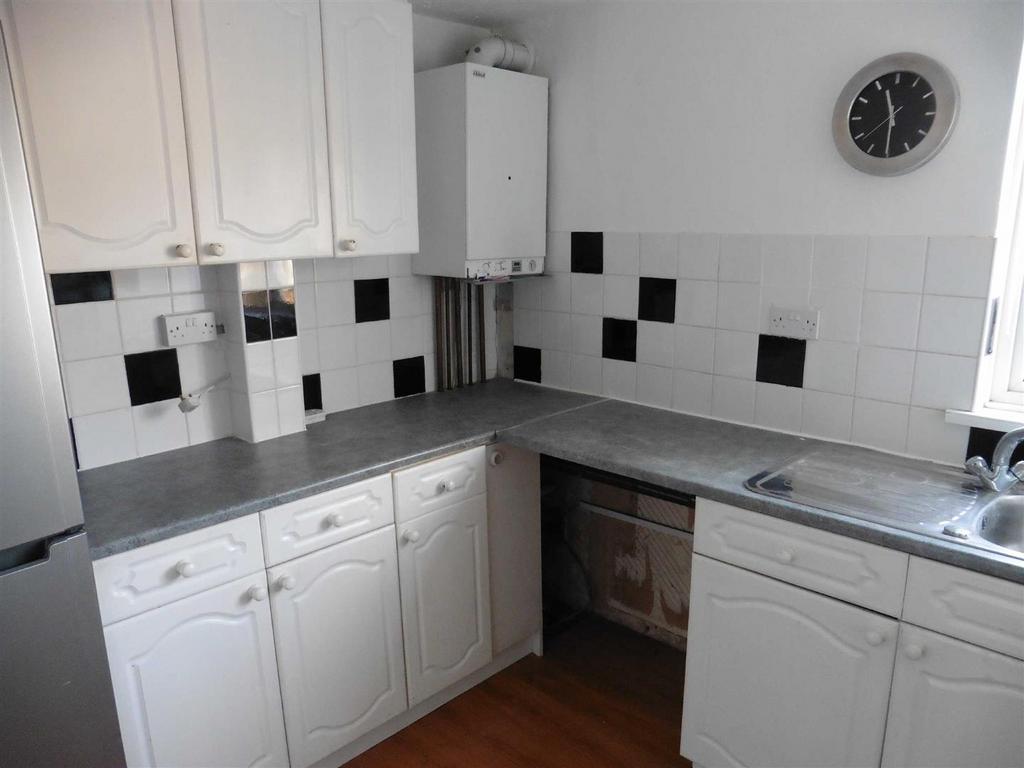 Dacre Crescent, Aveley 2 bed flat £900 pcm (£208 pw)