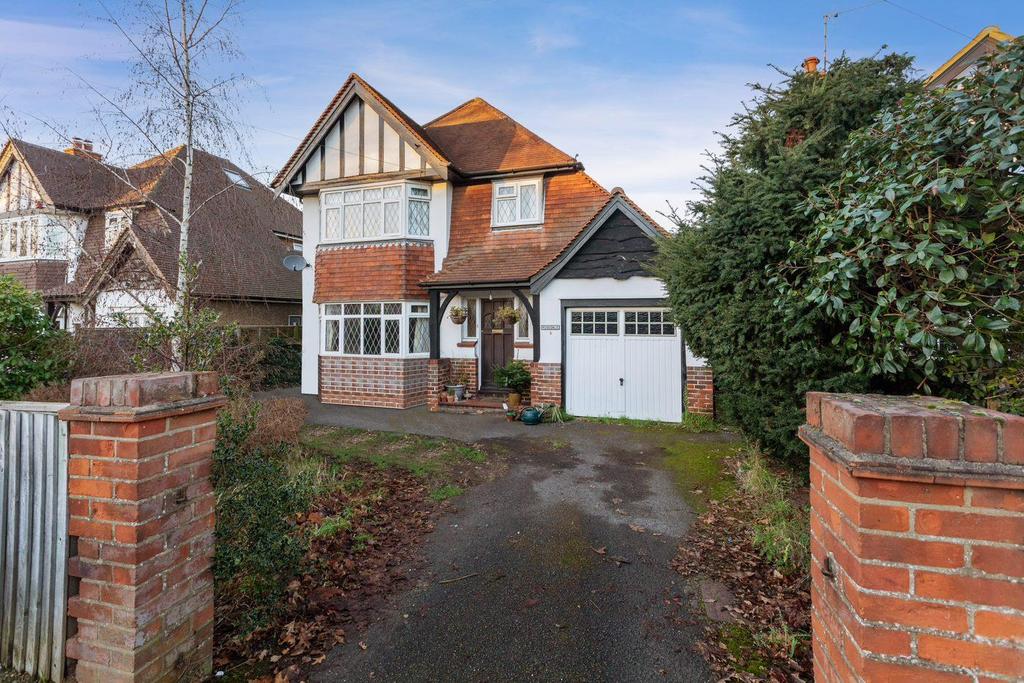 Oaken Grove, Maidenhead 3 bed detached house £750,000