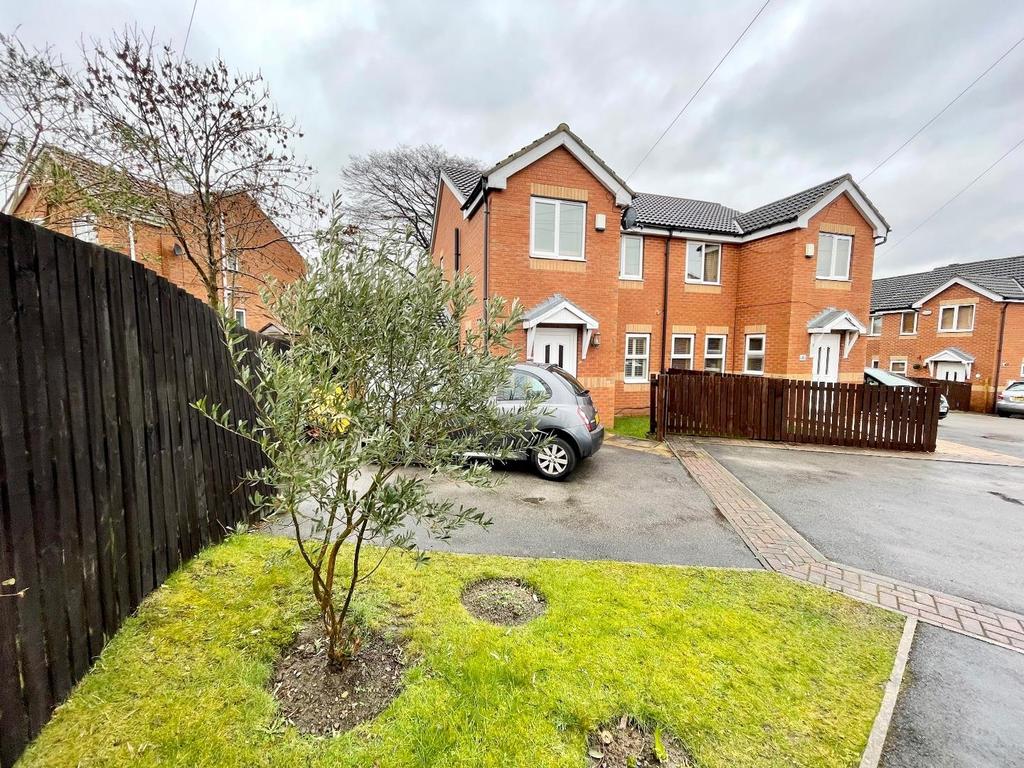 Carr Green Lane, Huddersfield 3 bed semidetached house £184,995