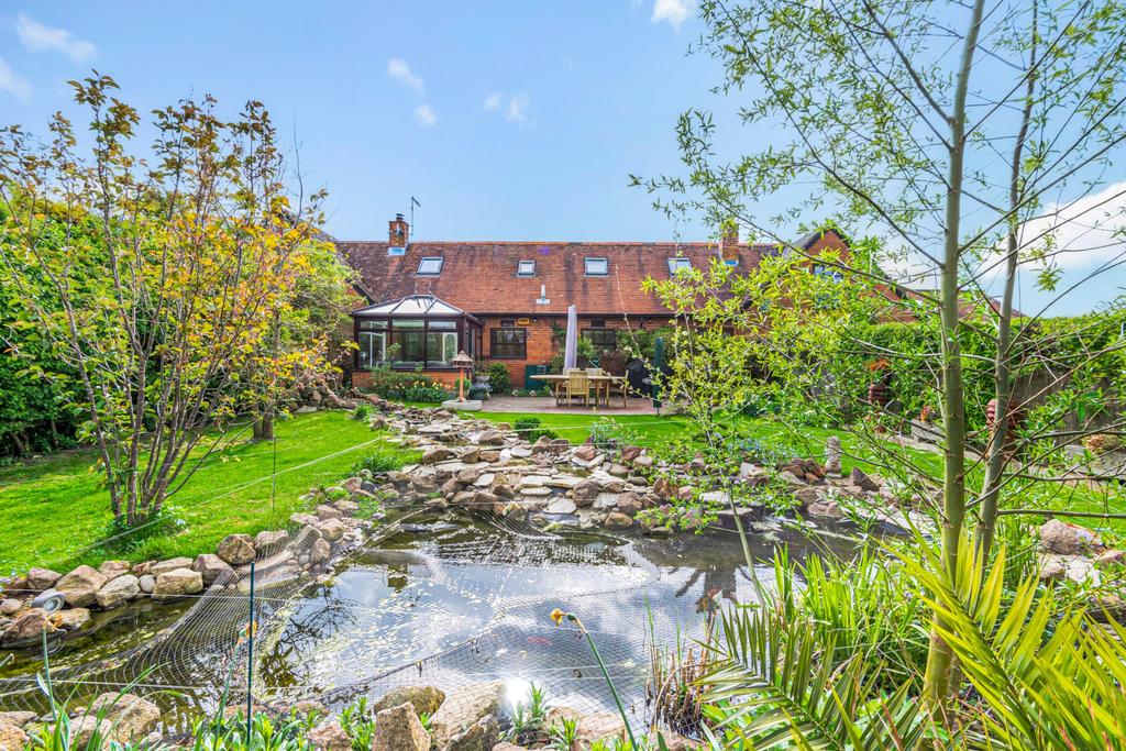 Buckingham Road, Weedon, Aylesbury... 3 bed barn conversion £525,000