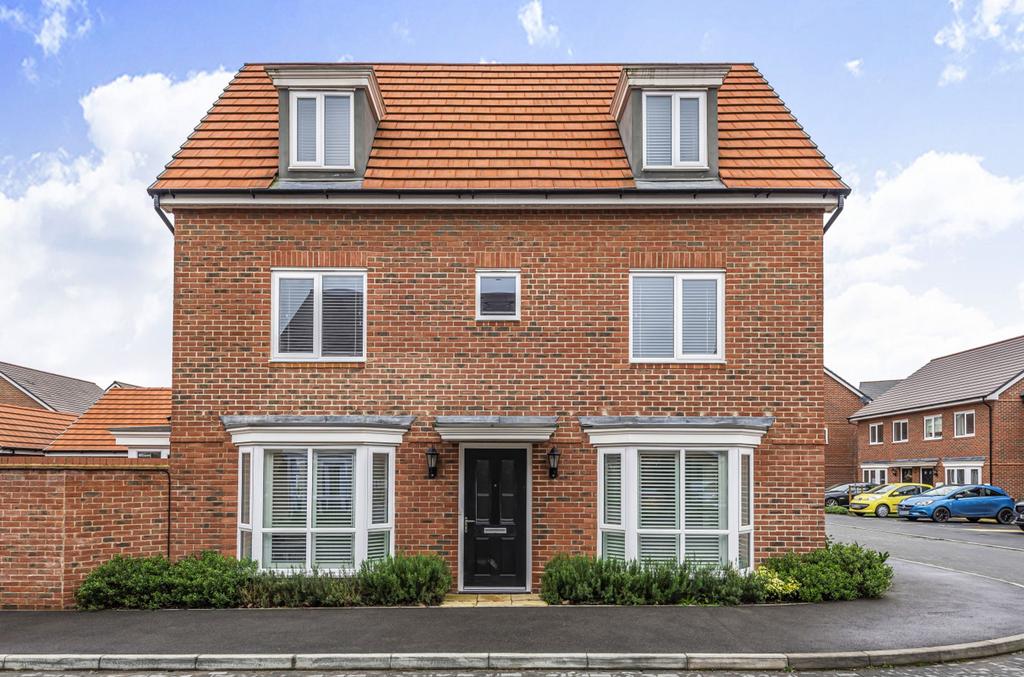 Fingal Crescent, Spencers Wood, RG7 4 bed semidetached house £525,000