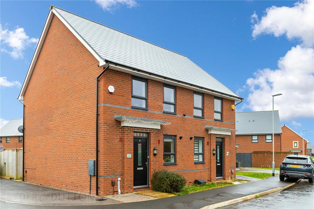Charlton Street, Castleton, Rochdale... 3 bed semidetached house £