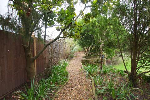 64 The Green, Epsom, KT17 3JJ