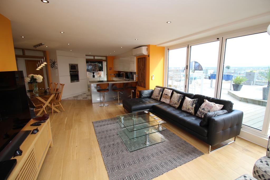 Sovereign Point, 31 The Quays, Salford, Lancashire, M50 2 bed apartment