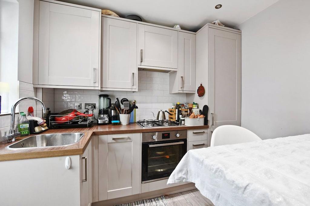 Charteris Road, London, N4 1 bed apartment £1,700 pcm (£392 pw)