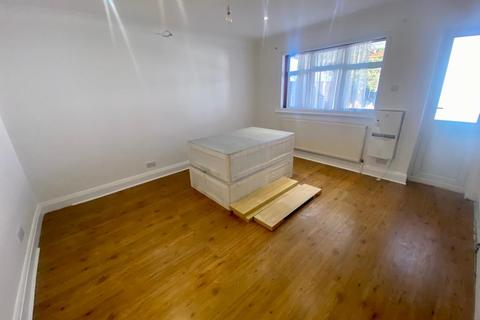 2 bedroom bungalow to rent - Upper Sutton Lane, Hounslow, Greater London, TW5