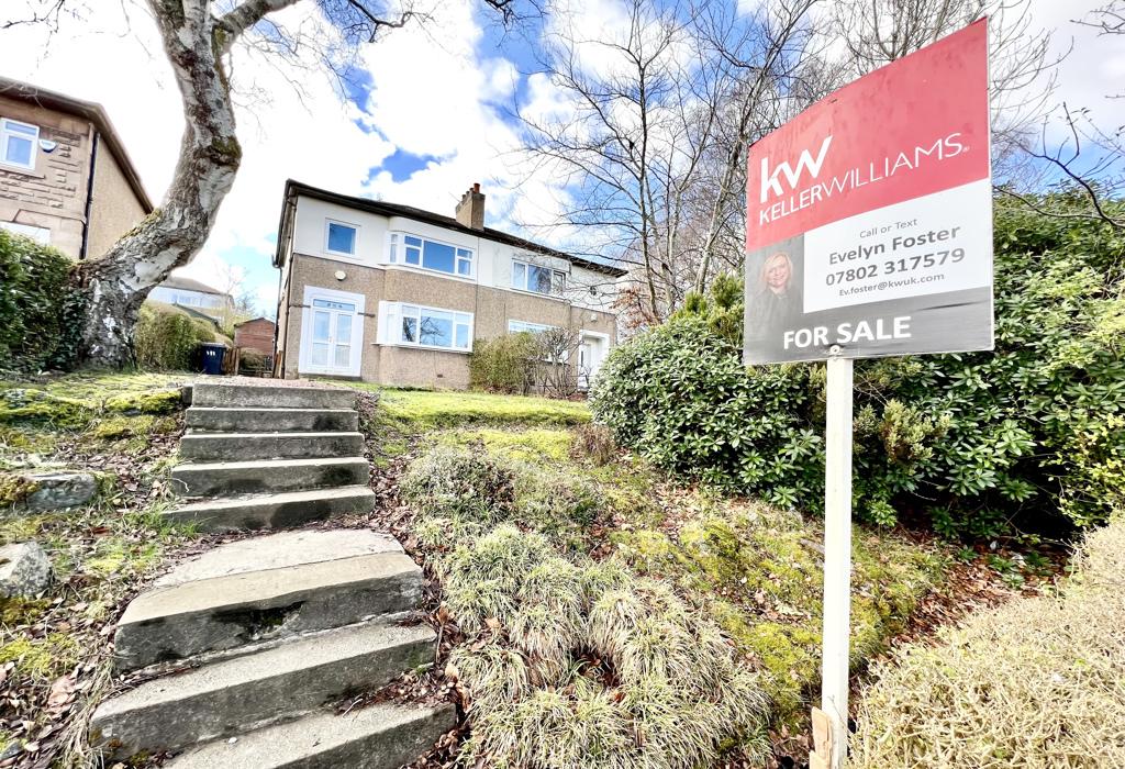 Kilpatrick Gardens, Clarkston, Glasgow, East Renfrewshire 3 bed semi