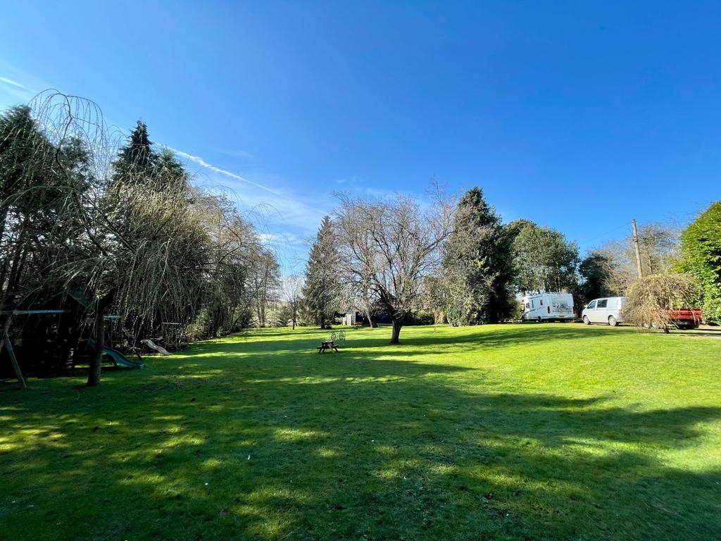 Gosfield, Nr Halstead, Essex 4 bed property with land £375,000