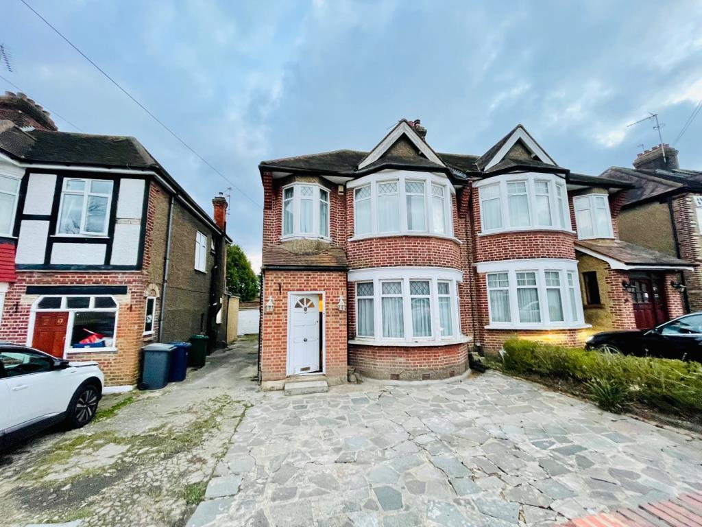 Laurel Way, London, N20 3 bed semidetached house £2,900 pcm (£669 pw)
