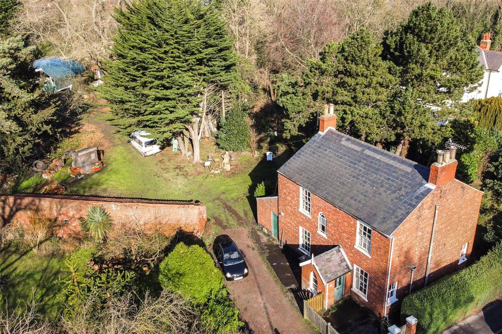 Ferriby Road, BartonuponHumber... 4 bed detached house £400,000