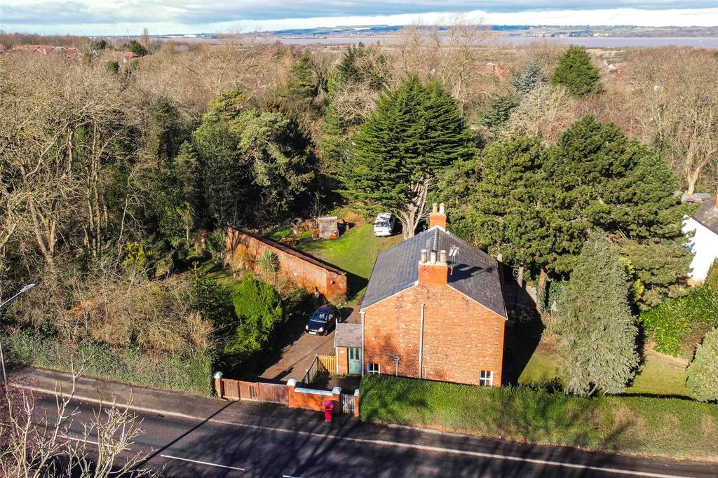Ferriby Road, BartonuponHumber... 4 bed detached house £400,000