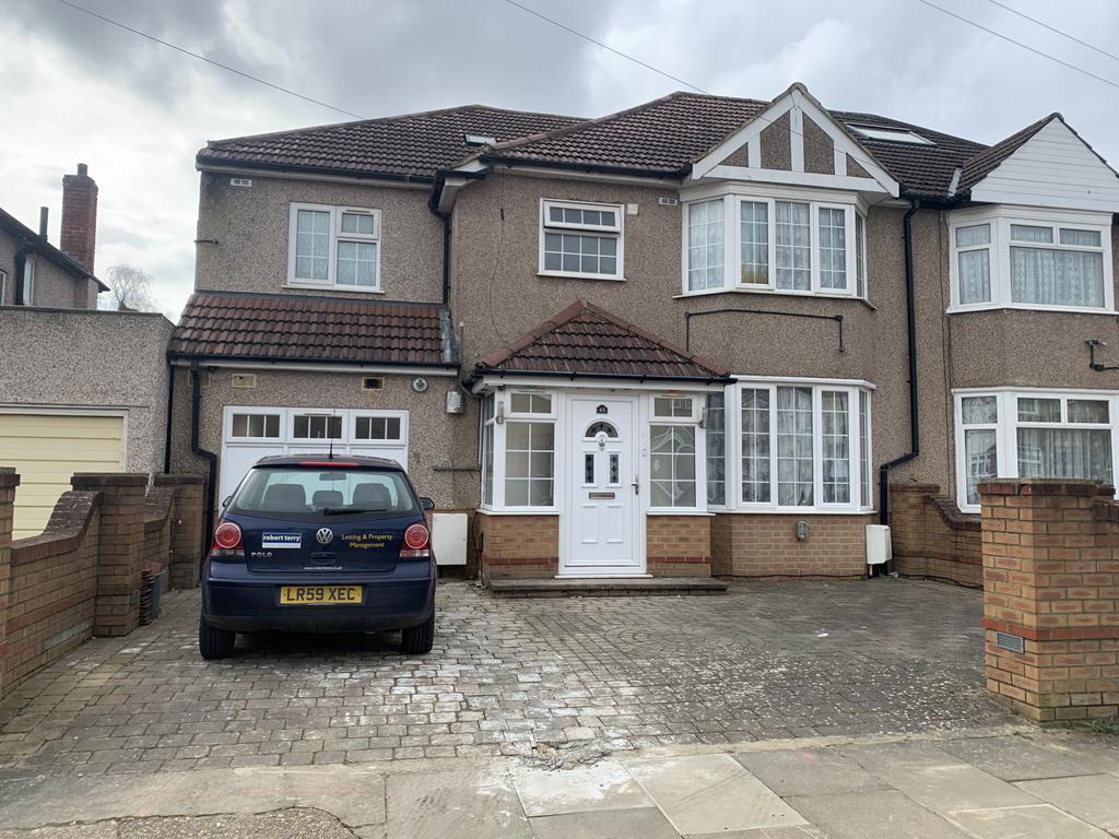 45 Pinner Park Gardens, HA2 6 bed semidetached house £3,750 pcm (£865 pw)