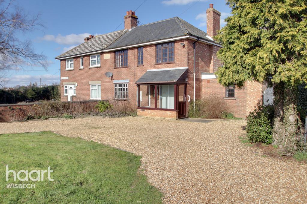Glenfield Close, Outwell 4 bed semidetached house £200,000
