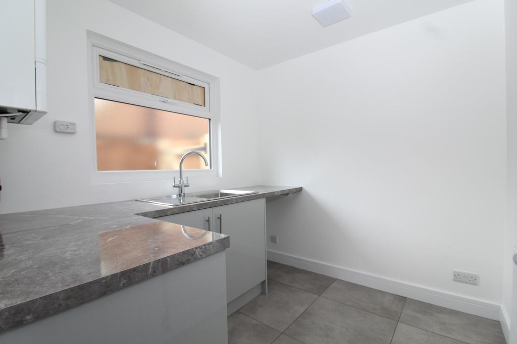 Thong Lane, Gravesend, Kent, DA12 3 bed semidetached house £1,700