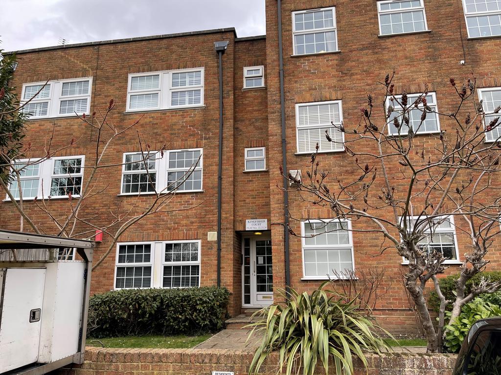 Mount View, Enfield EN2 2 bed flat £1,350 pcm (£312 pw)
