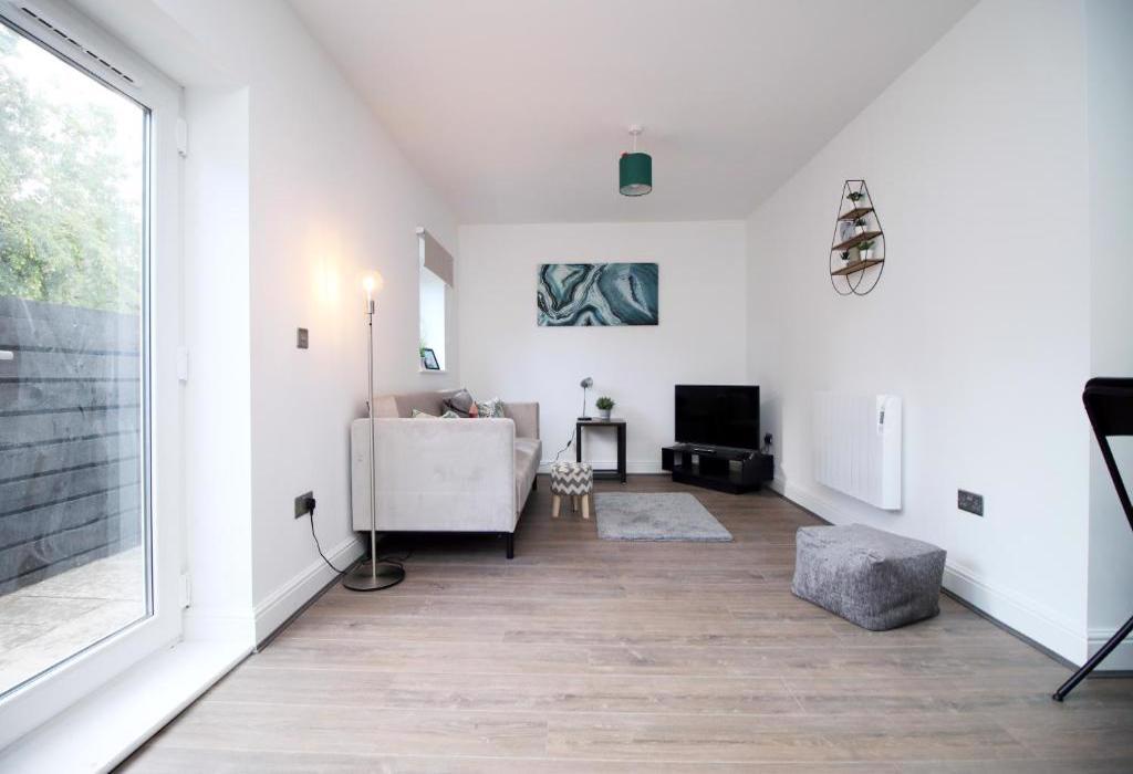 Flat 2, Stone House, Cardiff, Caerdydd 2 bed serviced apartment £