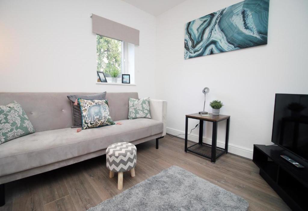 Flat 2, Stone House, Cardiff, Caerdydd 2 bed serviced apartment £