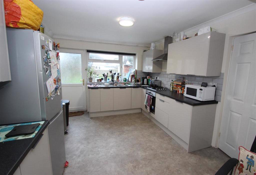 Cricket Road, Oxford 5 bed terraced house £2,900 pcm (£669 pw)