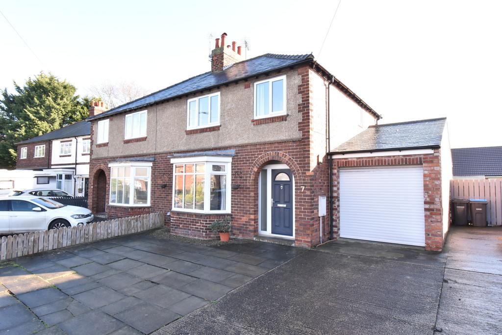 Friarage Avenue, Northallerton 3 bed semidetached house £875 pcm (£202 pw)