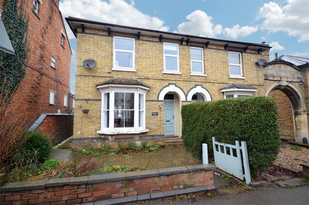 Wellington Road, Raunds... 3 bed semidetached house £199,950