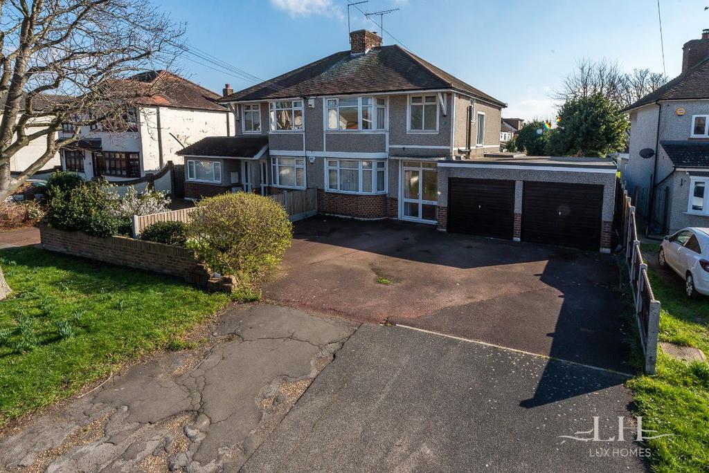 Upminster Road North, Rainham 3 bed detached house £550,000