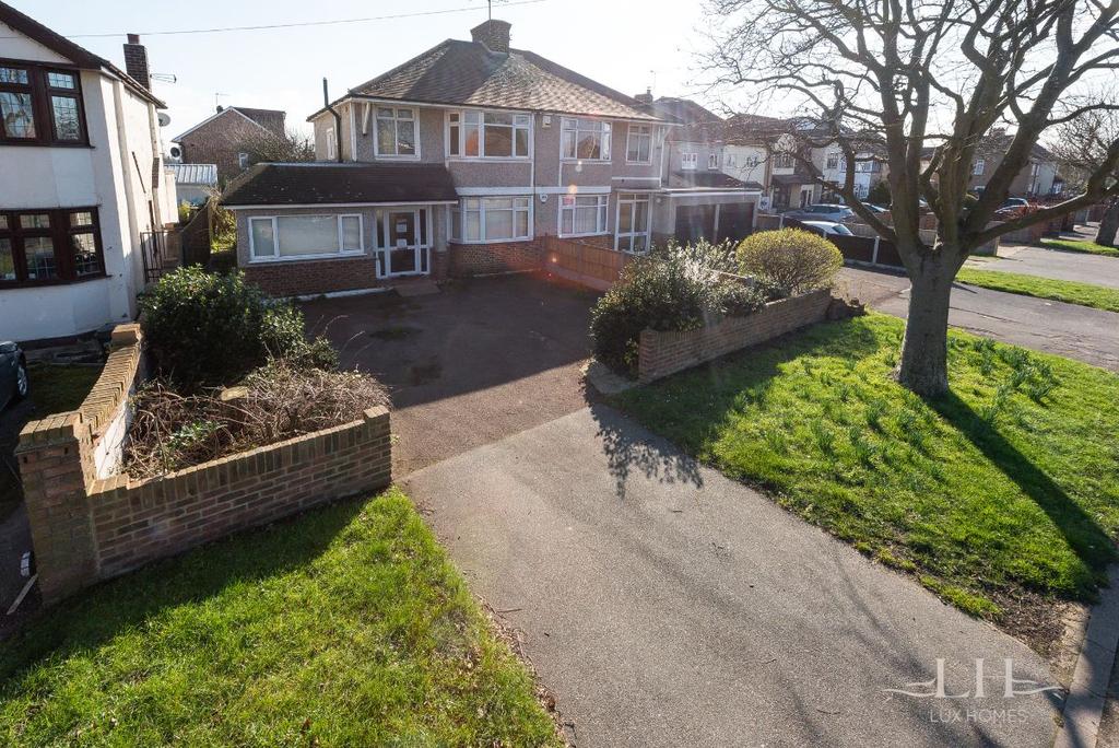Upminster Road North, Rainham 3 bed detached house £550,000