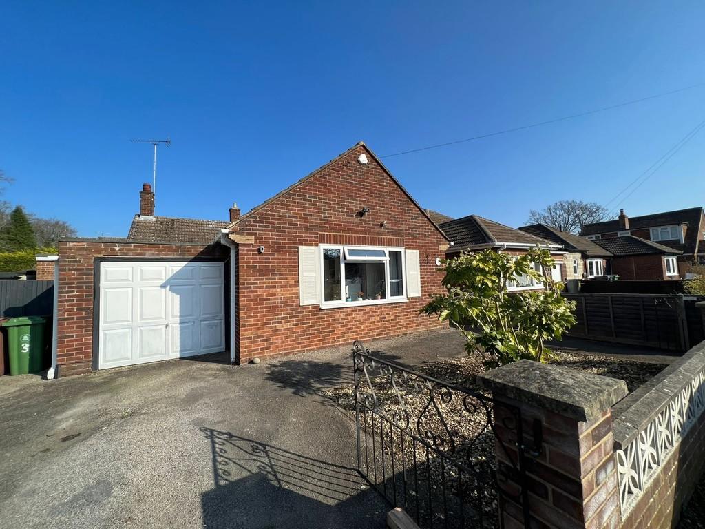 Jubilee Road, Mytchett 3 bed detached bungalow £475,000