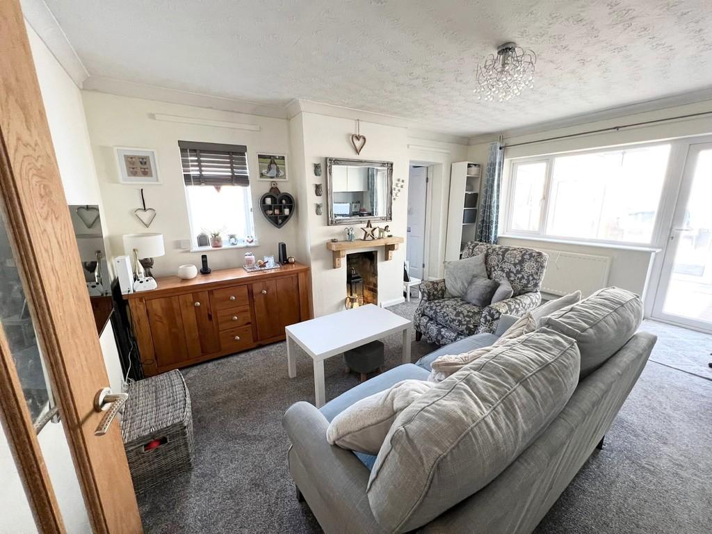 Jubilee Road, Mytchett 3 bed detached bungalow £475,000