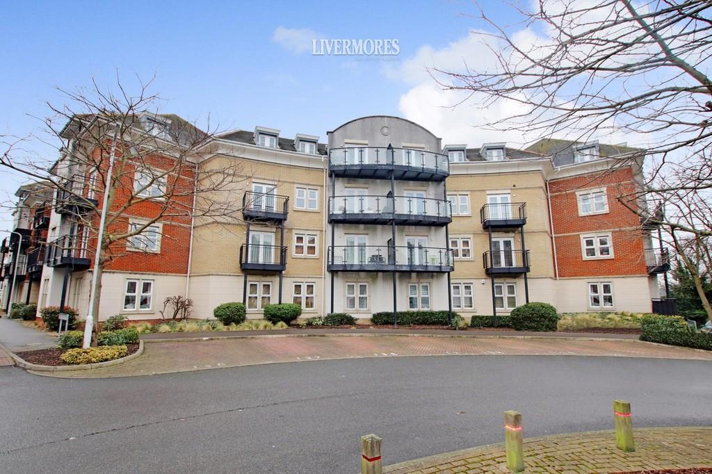 Critchley Avenue, West Dartford 2 bed ground floor flat £1,300 pcm (£