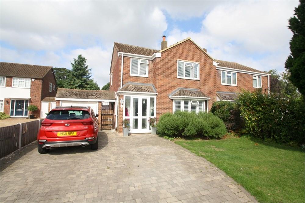 Rosewood Drive, SHEPPERTON, TW17 3 bed semidetached house £565,000