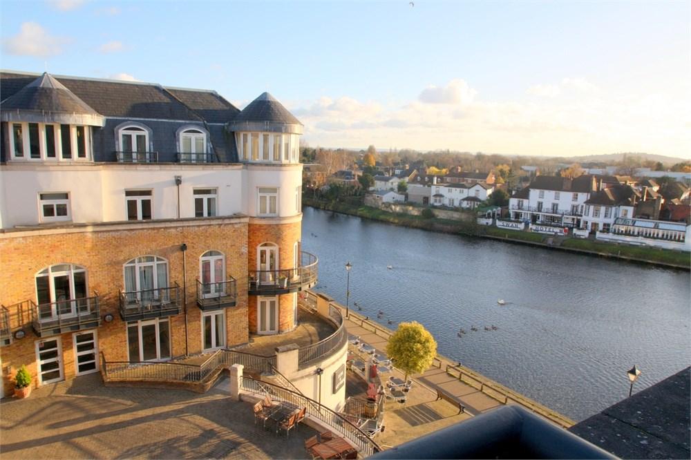 Thames Edge Court, STAINESUPONTHAMES, TW18 1 bed apartment for sale