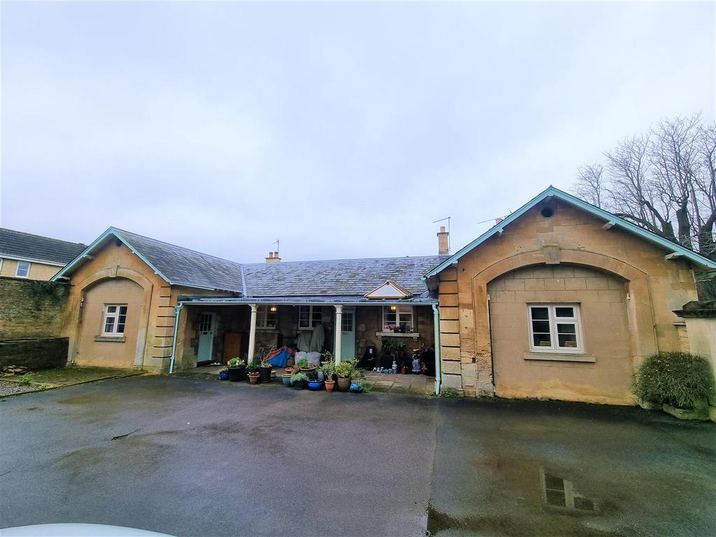 Pew Hill, Chippenham 3 bed semidetached bungalow £180,000