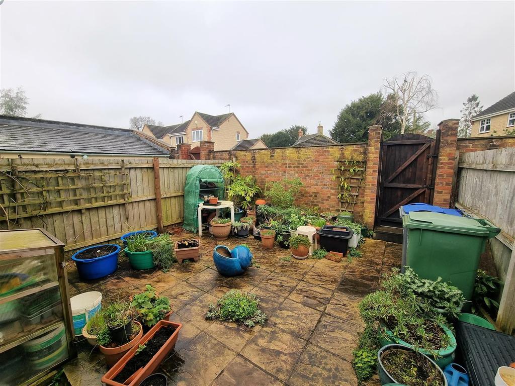 Pew Hill, Chippenham 3 bed semidetached bungalow £180,000