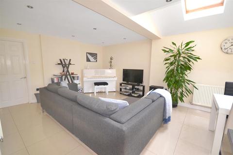 11 Carnarvon Drive, Burton Joyce, Nottingham, NG14 5ER