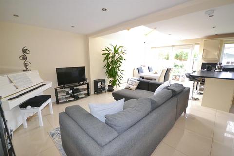 11 Carnarvon Drive, Burton Joyce, Nottingham, NG14 5ER