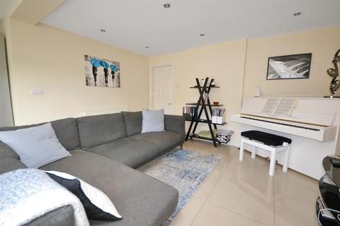 11 Carnarvon Drive, Burton Joyce, Nottingham, NG14 5ER