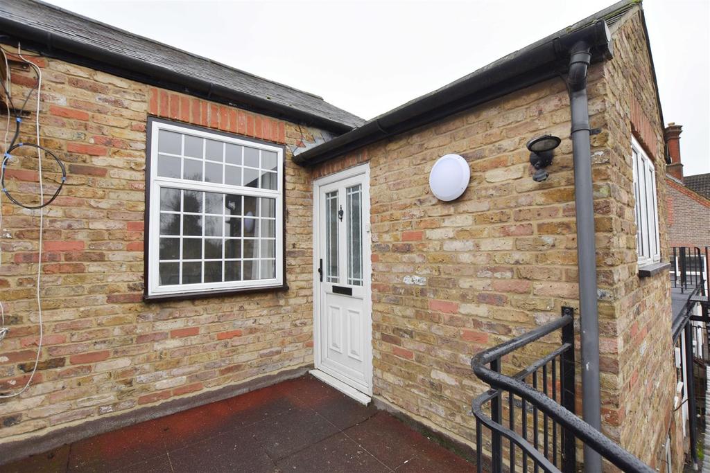 High Street, Abbots Langley 1 bed flat £850 pcm (£196 pw)