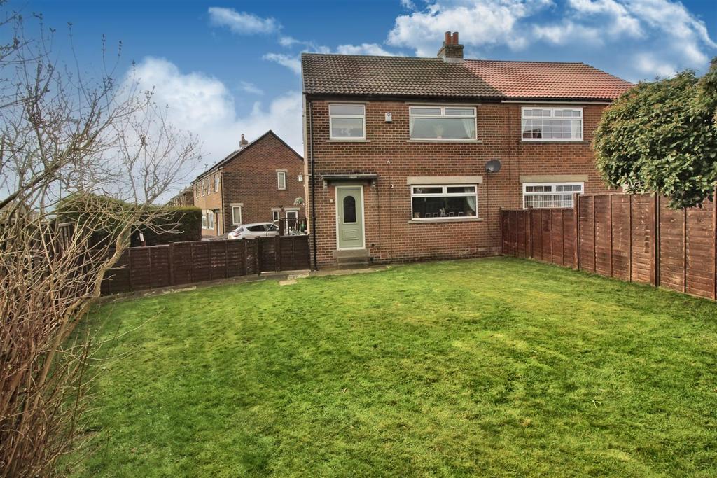 Highgate Avenue, Lepton, Huddersfield, HD8 0EE 3 bed semidetached