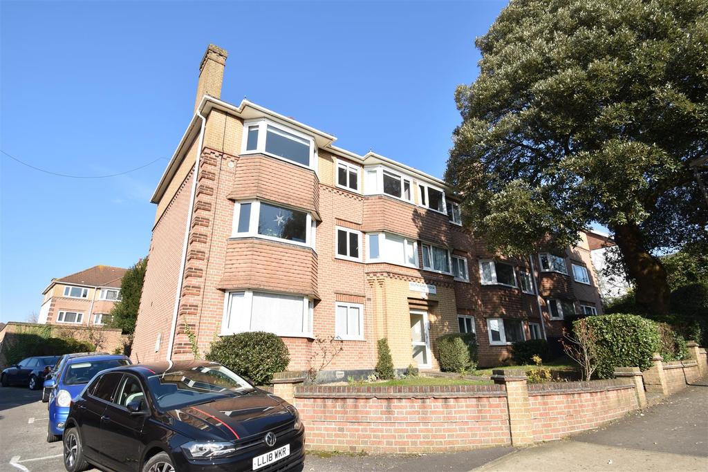 South Bank Lodge, Surbiton 2 bed flat £1,350 pcm (£312 pw)