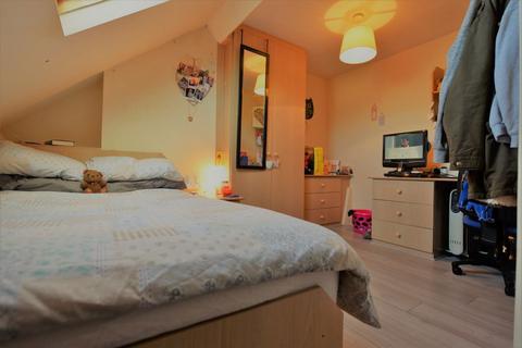 4 bedroom flat to rent, St Chads Drive