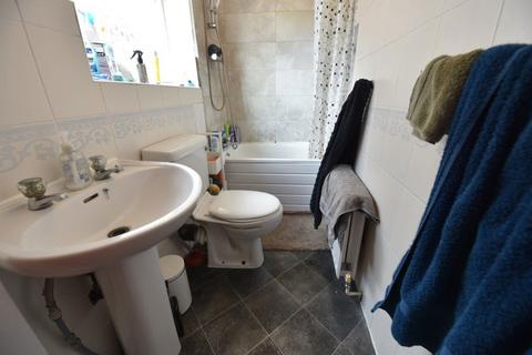 4 bedroom flat to rent, St Chads Drive