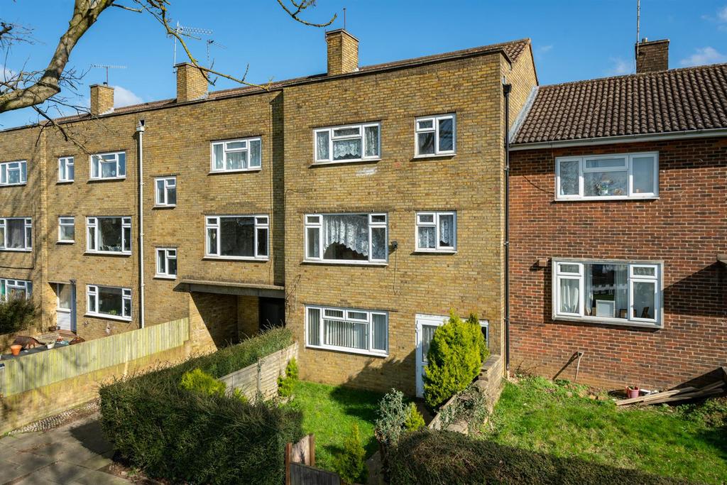 Knightsbridge Way, Adeyfield, Hemel Hempstead, Hertfordshire, HP2 5ER 5 bed terraced house £