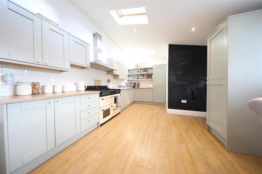 Ditmas Avenue, Anlaby Common, Hull 3 bed semidetached house £160,000